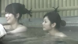 HD-video av en japansk städerska som badar utomhus