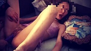 Orosz amatőr kis mellekkel élvezi a maszturbációt és a dupla penetrációt
