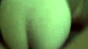 Gömd kamera-glans av en amatörbabe