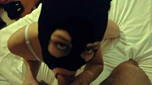 Mladá dievčina s veľkou zadnicou a malými prsiami robí orálny sex v hotelovej izbe