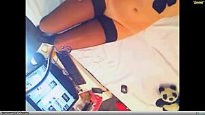 Show-ul senzual de la Nikkixs pe webcam