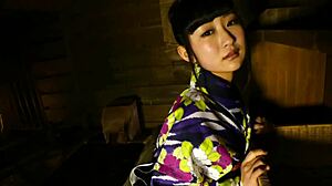 HD-video van Hinano Kamisaka's sensuele uitkleden en handjob sessie