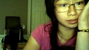 एमेच्योर एशियाई प्रेमिका वेबकैम पर शरारती हो जाती है