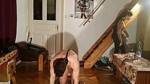 Europeiska femdom-mästaren förödmjukar och tränar sin unga slav i HD-video