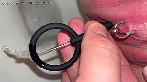 Prebodeni klitoris in igračka za uriniranje v amaterski domači posnetku