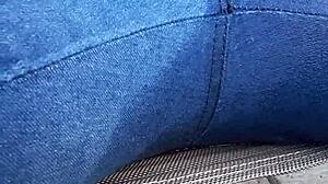 Los jeans de la esposa están empapados de orina