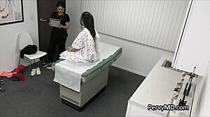 Adolescente amadora recebe seu primeiro check-up do médico