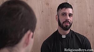 Caldo adolescente gay viene sculacciato e scopato dal prete