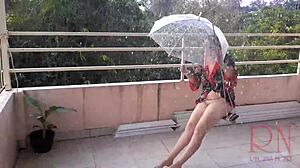 Perverz háziasszony élvezi a nyilvános meztelenséget és az esőben lóg