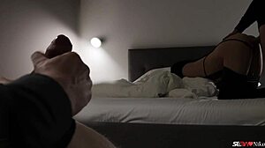 Η ερασιτεχνική σύζυγος χορτάται από μεγάλο πέος σε ένα πάρτι ομαδικού σεξ