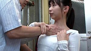 Gadis Jepang yang sensual dengan payudara kecil dan bra yang mengalir diperkosa