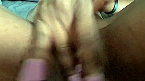 Hintli kızın kendi amını ovuşturduğu ve dildoyla derin bir boğaz yaptığı POV videosu