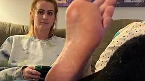 Seksowna graczka dostaje masaż stóp i uwielbienie od dojrzałej kobiety