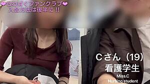Japanische Studentin in Lingerie und Frisur wird mit erotischem Sex bedient