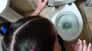 Une salope adolescente se fait plaisir par un maître dans les toilettes