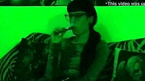 Europeisk tonåring Beth kinky med rökning och vaping i HD-video