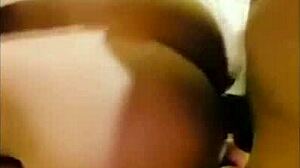 Adolescenta neagră amatoare este futută de un penis negru mare într-un videoclip făcut acasă