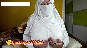 Muslimsk teenager med store bryster bliver fræk på kameraet