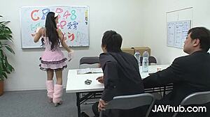 Die japanische Teenagerin Ren Azumi lässt ihre kleinen Titten von zwei Lehrern lutschen und ficken