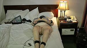 Οι ερασιτέχνιδες γιαγιάδες παίζουν ηλεκτρονικό BDSM με δεσμούς και βυζιά