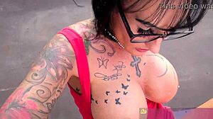 Julkinen MILF, jolla on tatuoinnit ja tissit, saa perseensä täyteen kyrpää