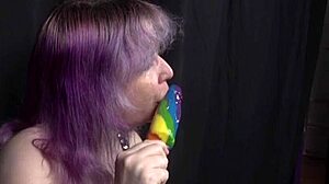 Candi Ravens แสดงการ์ตูนในวิดีโอโฮมเมด