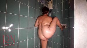 Titta på en underbar latina bli stygg i en offentlig dusch i den här del 1-videon