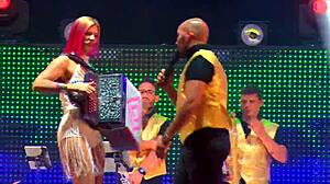 Brasilianische Sängerin Tugas unter Rock auftritt