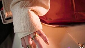 टीन मॉडल पोलिना एक आकर्षक स्ट्रिपटीज़ में अपनी पूर्ण गांड और छोटे स्तन दिखाती है।