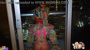 Clown viene succhiato da una ragazza bianca con un cazzo mostruoso in Florida