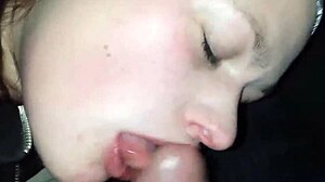 Wulpse tiener voert orale seks uit en krijgt een zaadlozing in haar mond