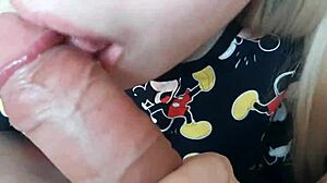 Amatérska blondínka Miki Mouse dáva slintavý orálny sex