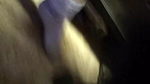 Crossdressing sissy dáva zmyselný orálny sex