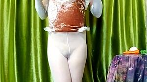 बन्नीबॉय 18 मकई के खिलौने और गाजर के साथ बन्नीसूट में खुद को खुश करती है।