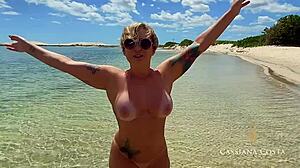 Cassiana Costa blir tatuerad och knullad av en fiskare på stranden