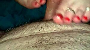 Esposa fetichista de pies da un sensual footjob