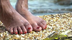 Млада и чудна тинејџерка смочи ноге на плажи
