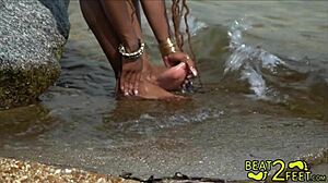 Νεαρή και kinky έφηβη βρέχει τα πόδια της στην παραλία