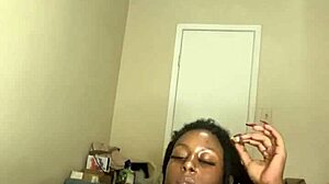 MILF negra se masturba com um dildo e fuma