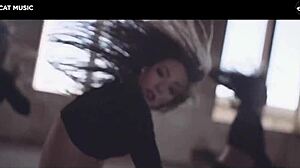 Rumuńska nastolatka tańczy z ogromnym tyłkiem w seksownym filmie muzycznym