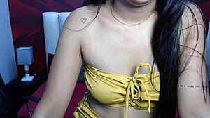 Geile Latina babe pronkt met haar bezittingen voor de webcam
