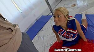 Amatör cheerleader büyük bir yarakla kirli işlere giriyor