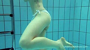 独自游泳运动员Roxalana在公共场合炫耀她紧绷的阴道