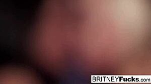 Britneys speelse humeur wordt geëvenaard door Capris die graag meedoet
