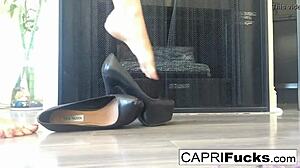 Capris穿着细高跟鞋的诱人独奏秀