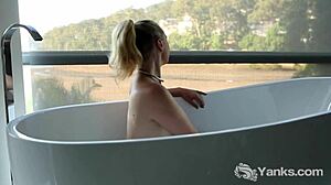 可爱的视频博主Kim沉迷于热辣的独奏会话,然后享受放松的浴缸