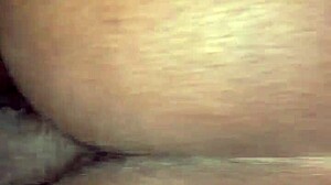 Ситна и облина жена са великим дупетом упушта се у дубоко грло и јебање лица