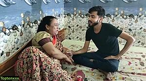 Băieții indieni tineri se întâlnesc pentru prima dată cu o gospodină fierbinte din Bengali