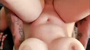 Veľký čierny penis sa vŕta cez malé biele prsia