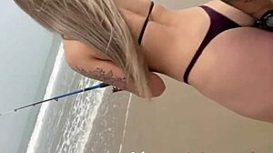 这个Alinova视频中的白人女孩在海滩上钓鱼后被操